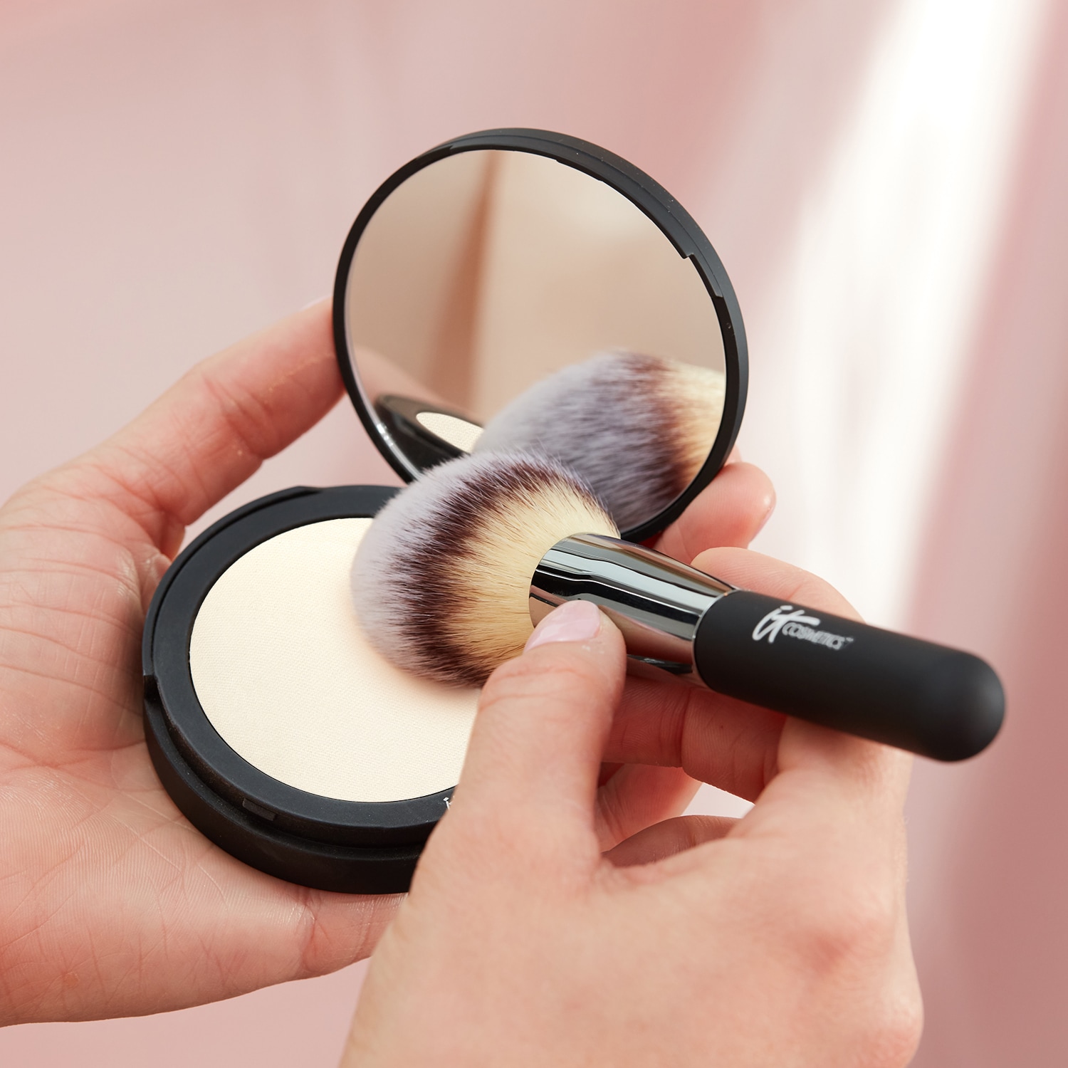 Кисть для лица heavenly luxe heavenly luxe wand ball powder brush #8 It Cosmetics, nr. 8 — фото 3