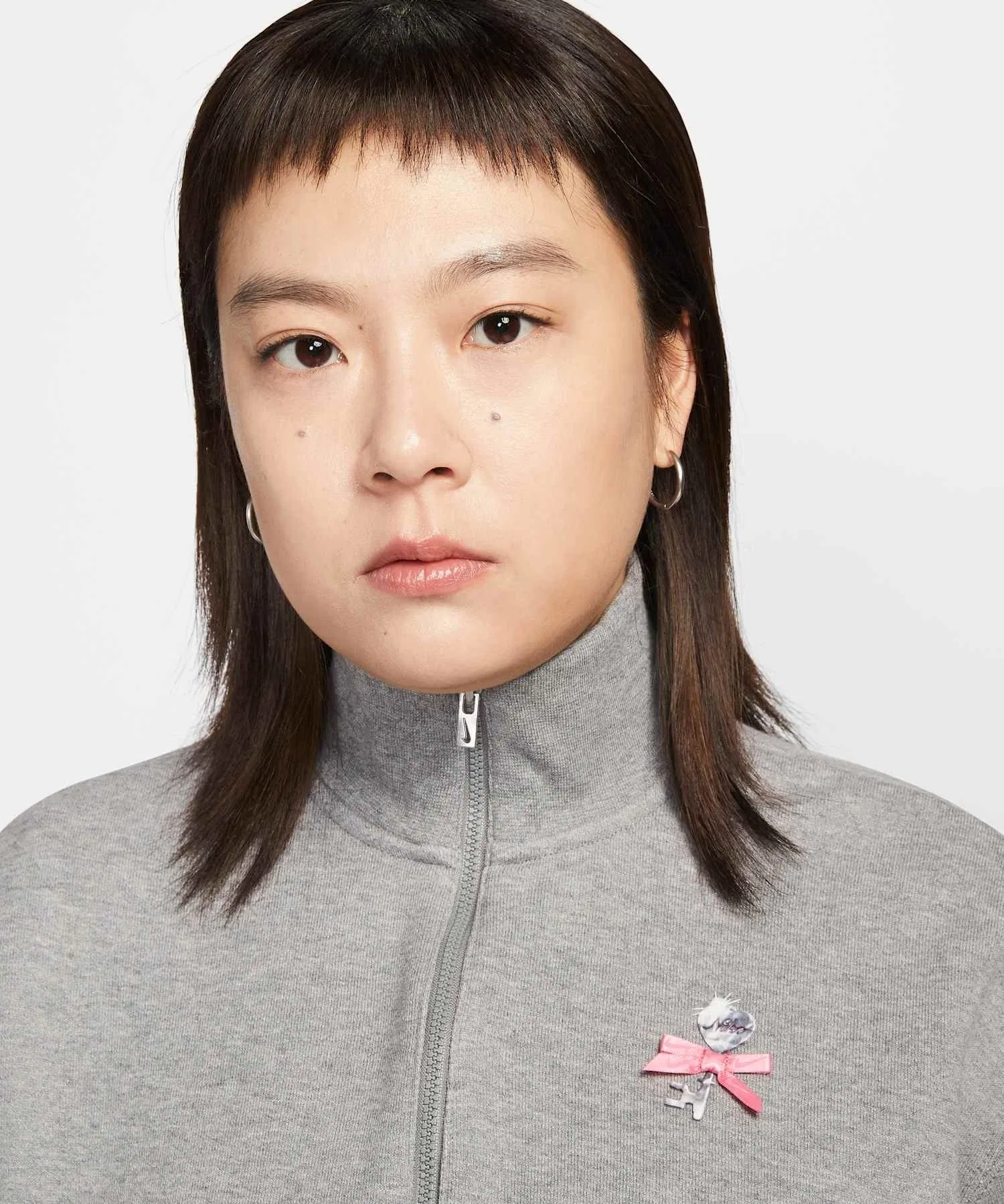 Женская укороченная толстовка Nike Sportswear Oversized с застежкой-молнией до середины груди IQ3940-063, цвет «Карбоновый меланж» — фото 3