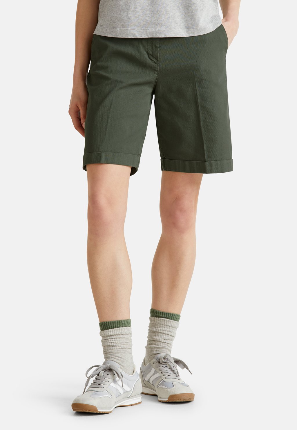

Шорты BERMUDAS WITH CUFF IN STRETCH United Colors of Benetton, зеленый