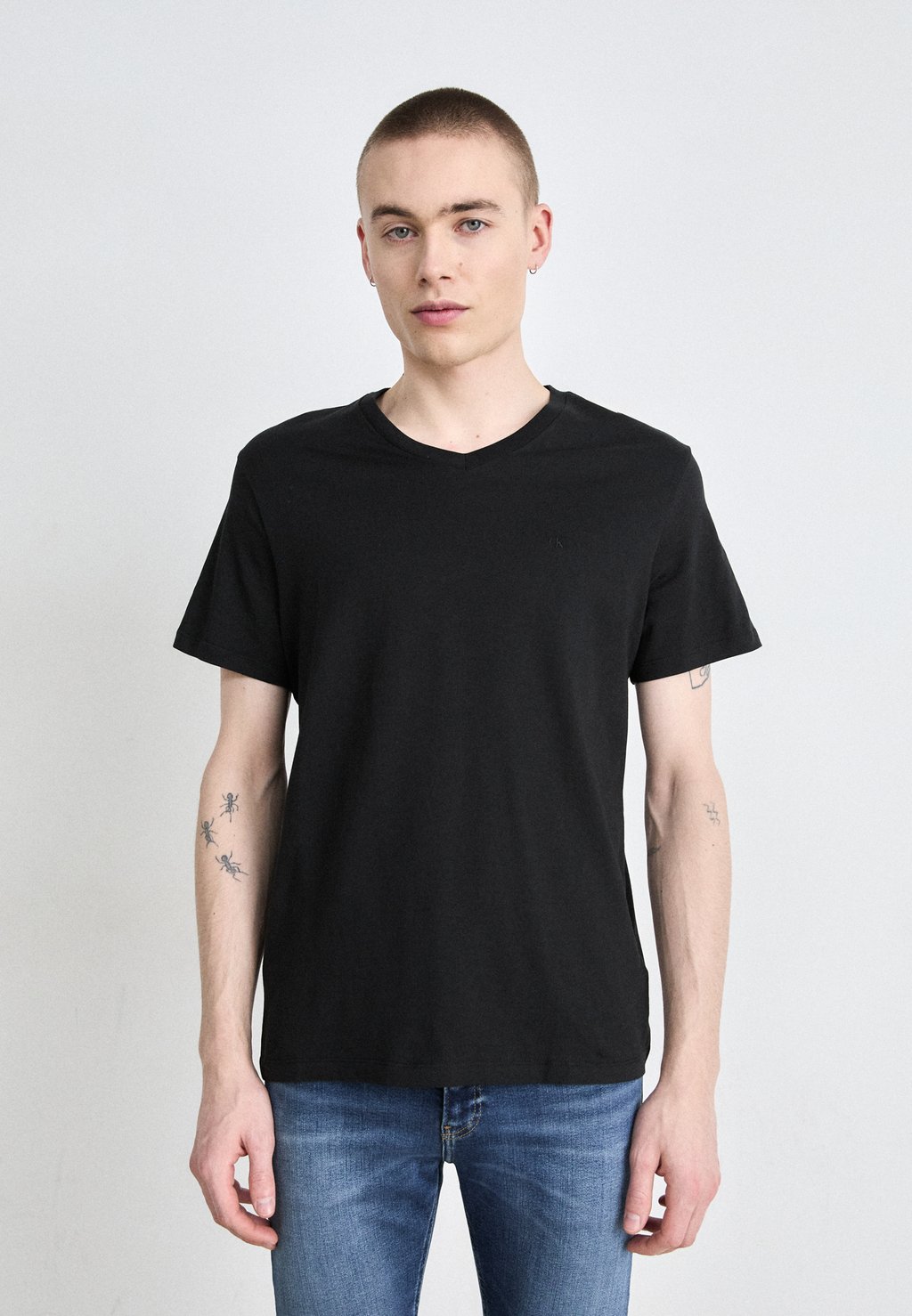 

Базовая футболка SMOOTH SOLID VNECK TEE Calvin Klein Jeans, черный