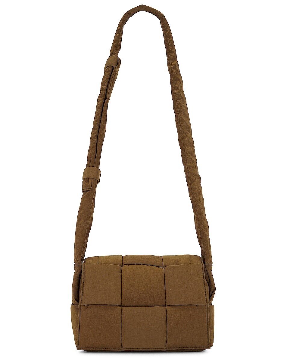 

Сумка Small Padded Tech Cassette Paper Nylon Bottega Veneta, цвет Mud