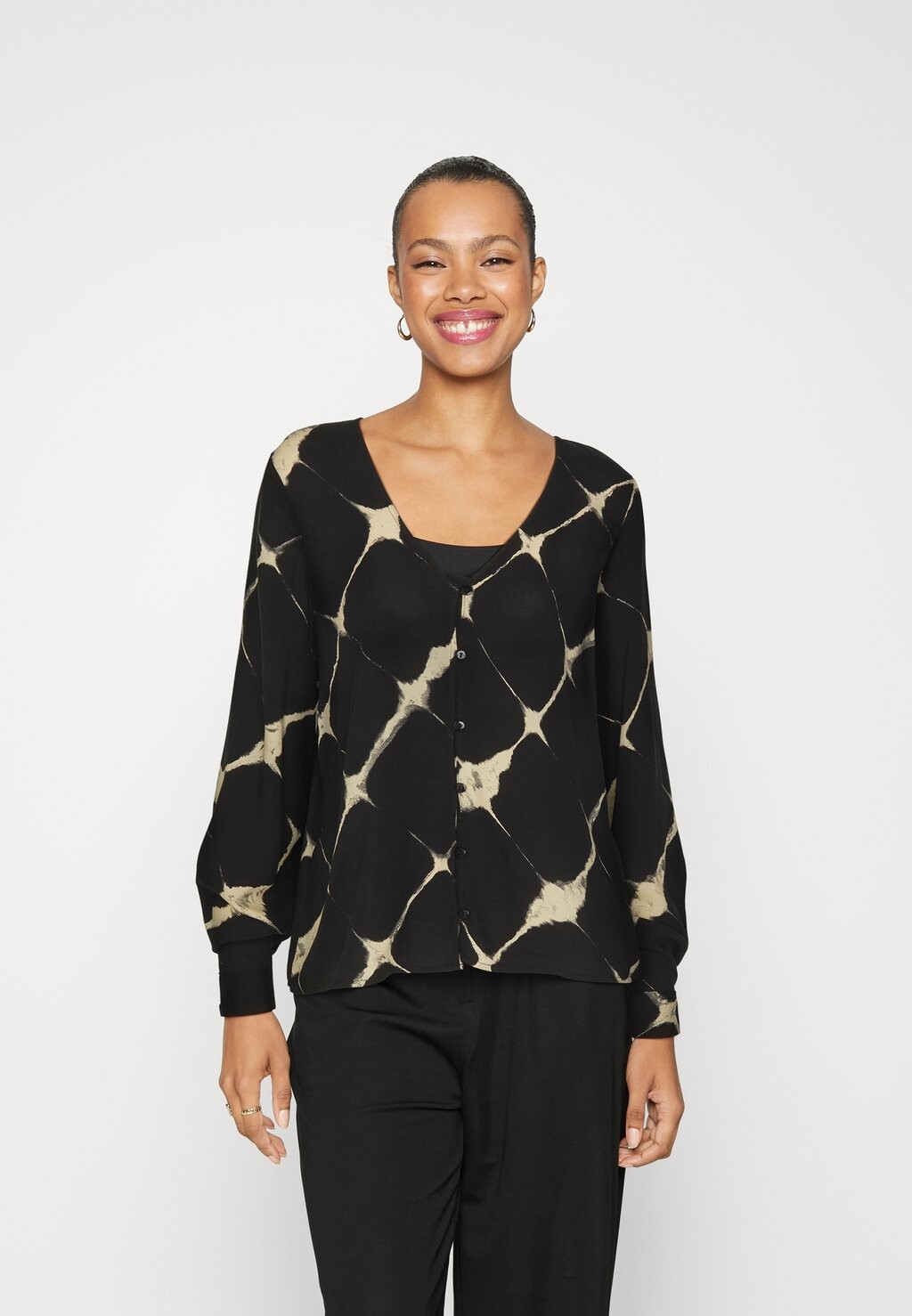 

Блузка VILA VIANJA V NECK BUTTON, цвет black/beige