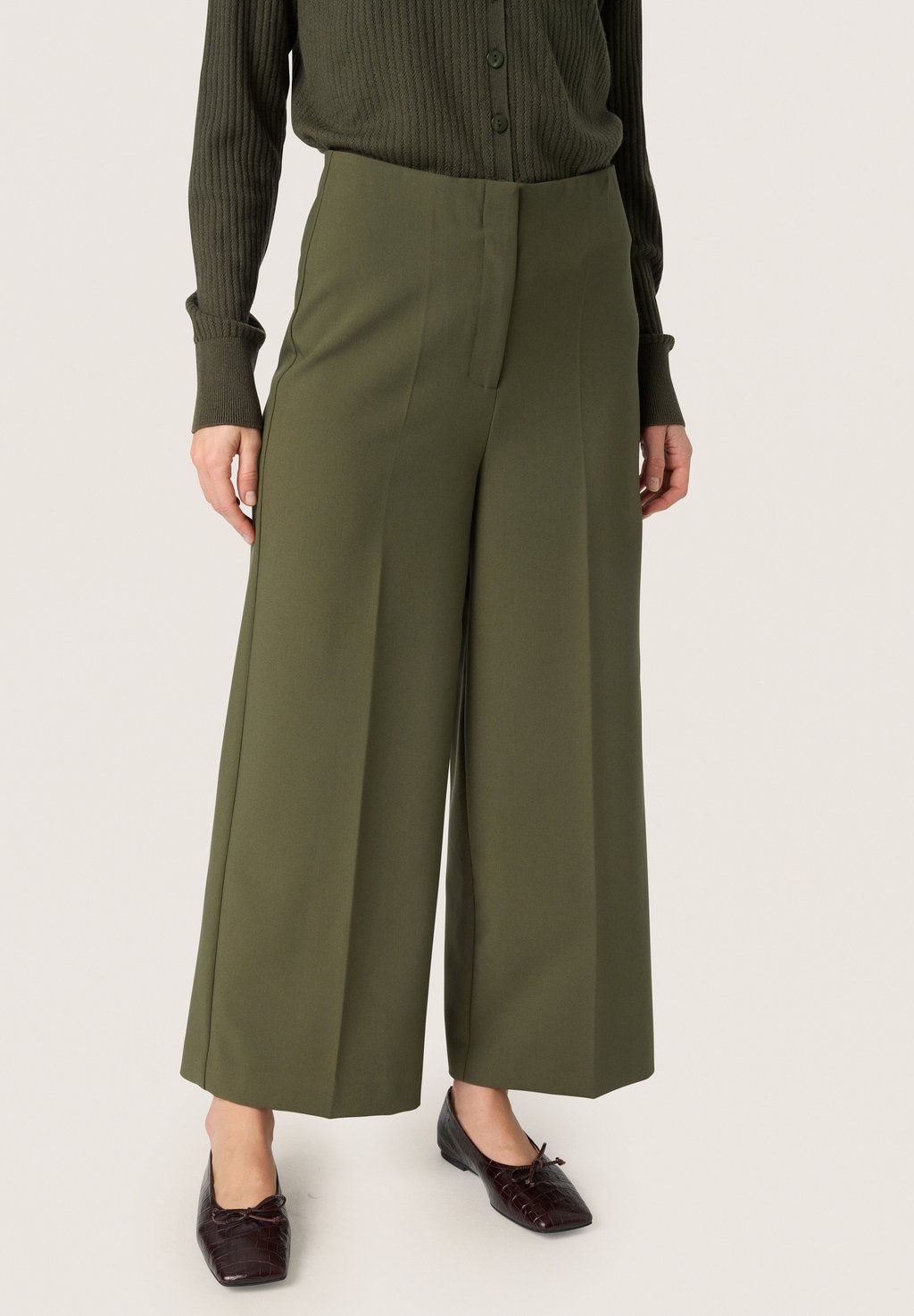 

Брюки CORINNE WIDE Soaked in Luxury, цвет Grape Leaf