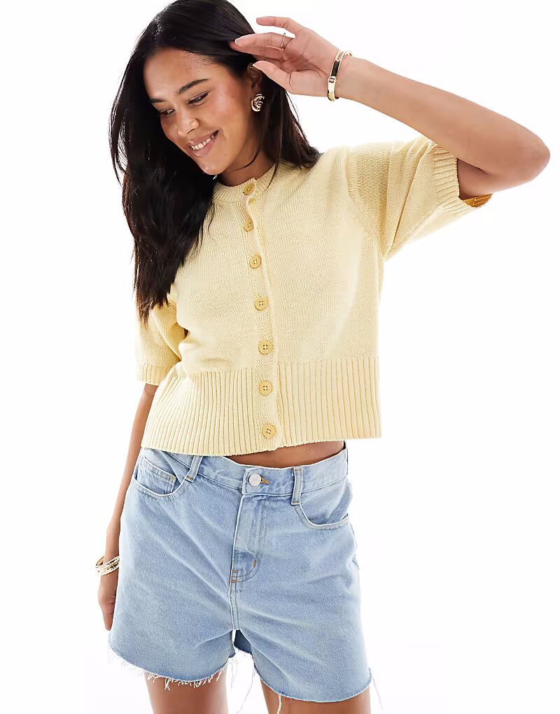 

Компактный вязаный кардиган с короткими рукавами ASOS DESIGN цвета пахты