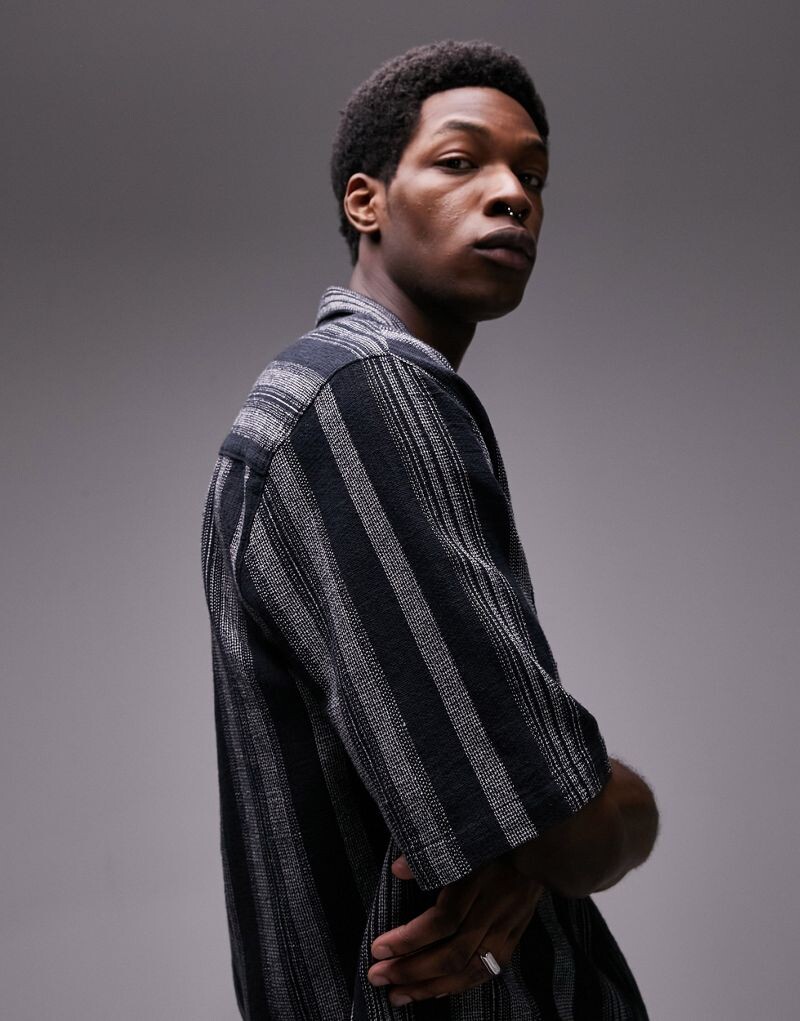 

Черная рубашка в свободную фактурную полоску с короткими рукавами Topman