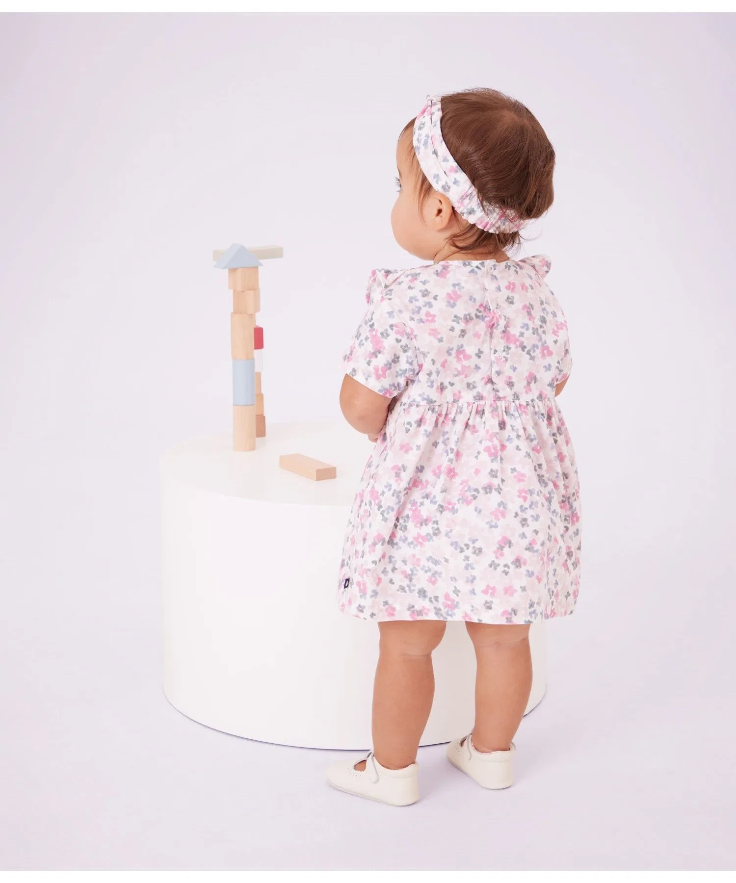Детское платье с цветочным принтом и трусами PETIT BATEAU белое — фото 2