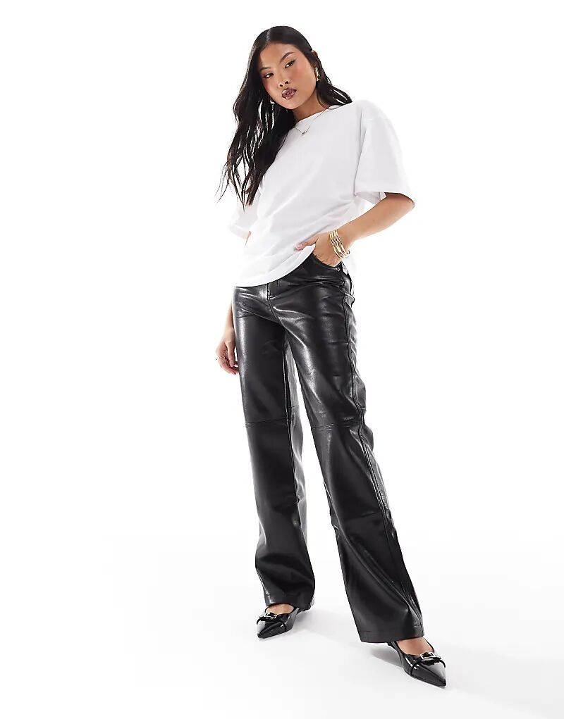 

Брюки Petite прямого кроя из искусственной кожи черного цвета Bershka
