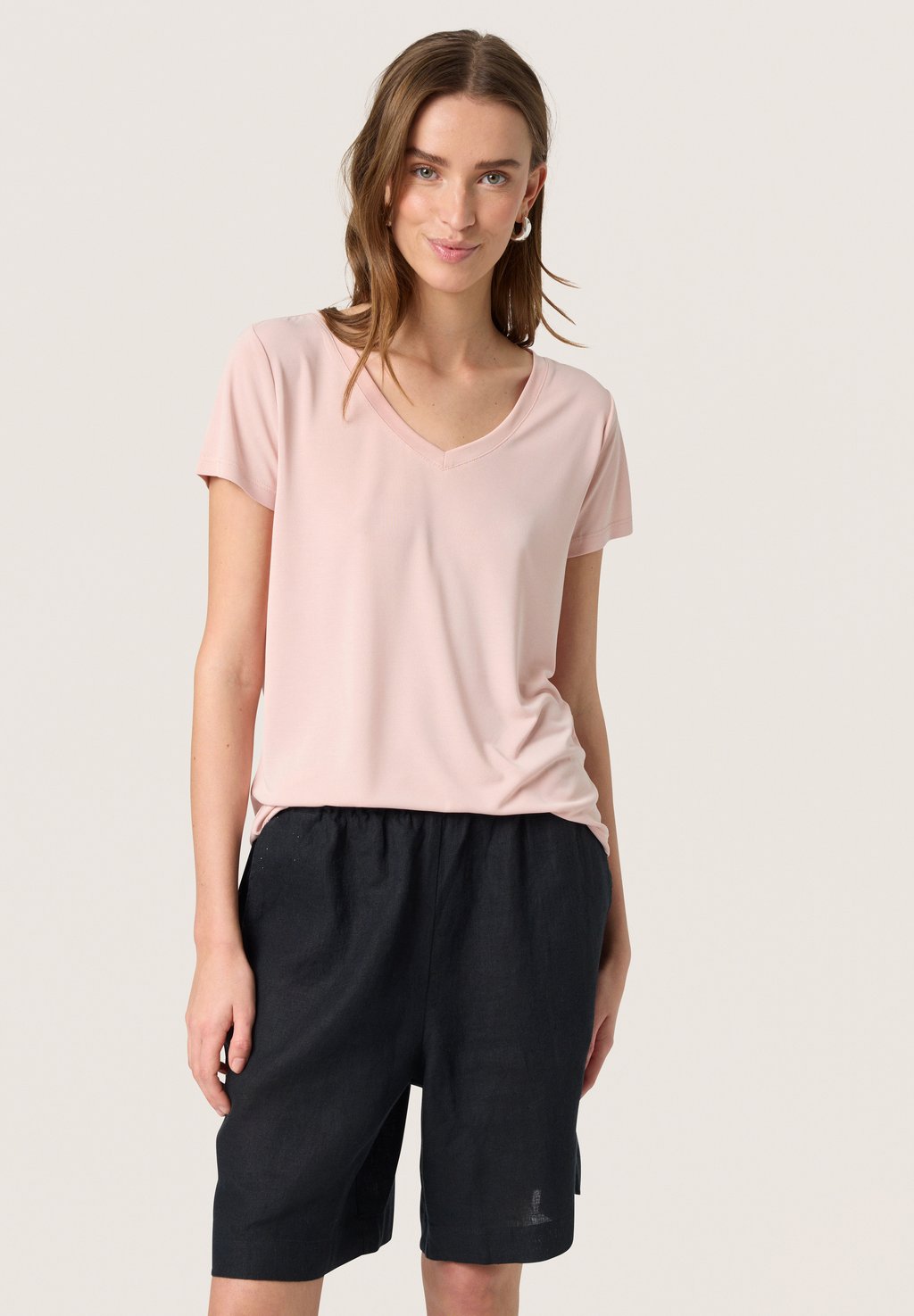 

Базовая футболка COLUMBINE V-NECK Soaked in Luxury, цвет Peach Whip