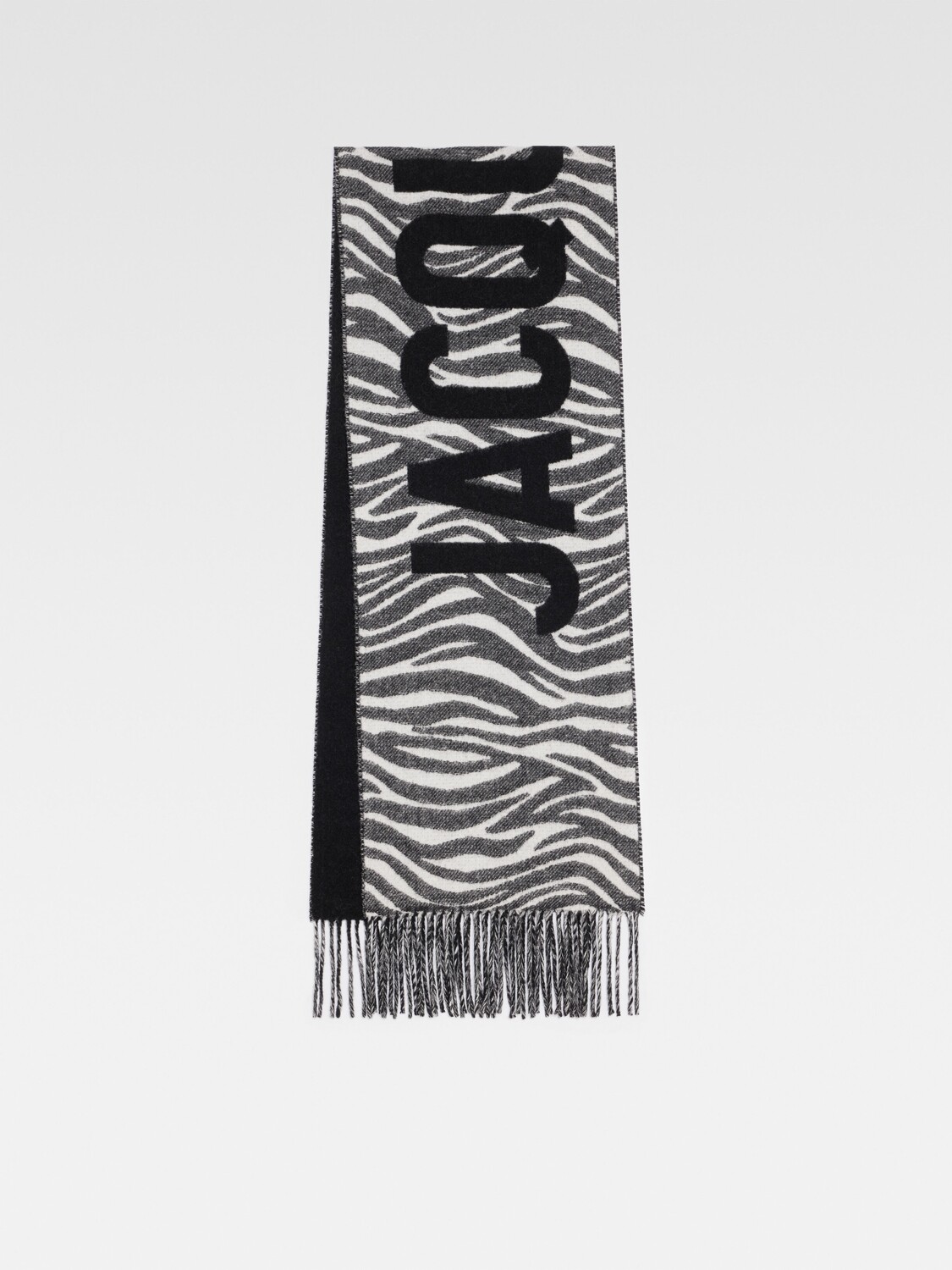 

Шарф с бахромой и логотипом JACQUEMUS The Jacquemus scarf, цвет Black & White Zebra