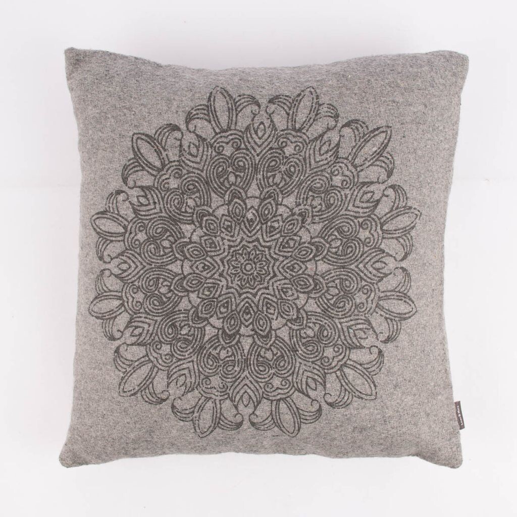 

Декоративная подушка Мандала из фетра серая 43х43см Blyco