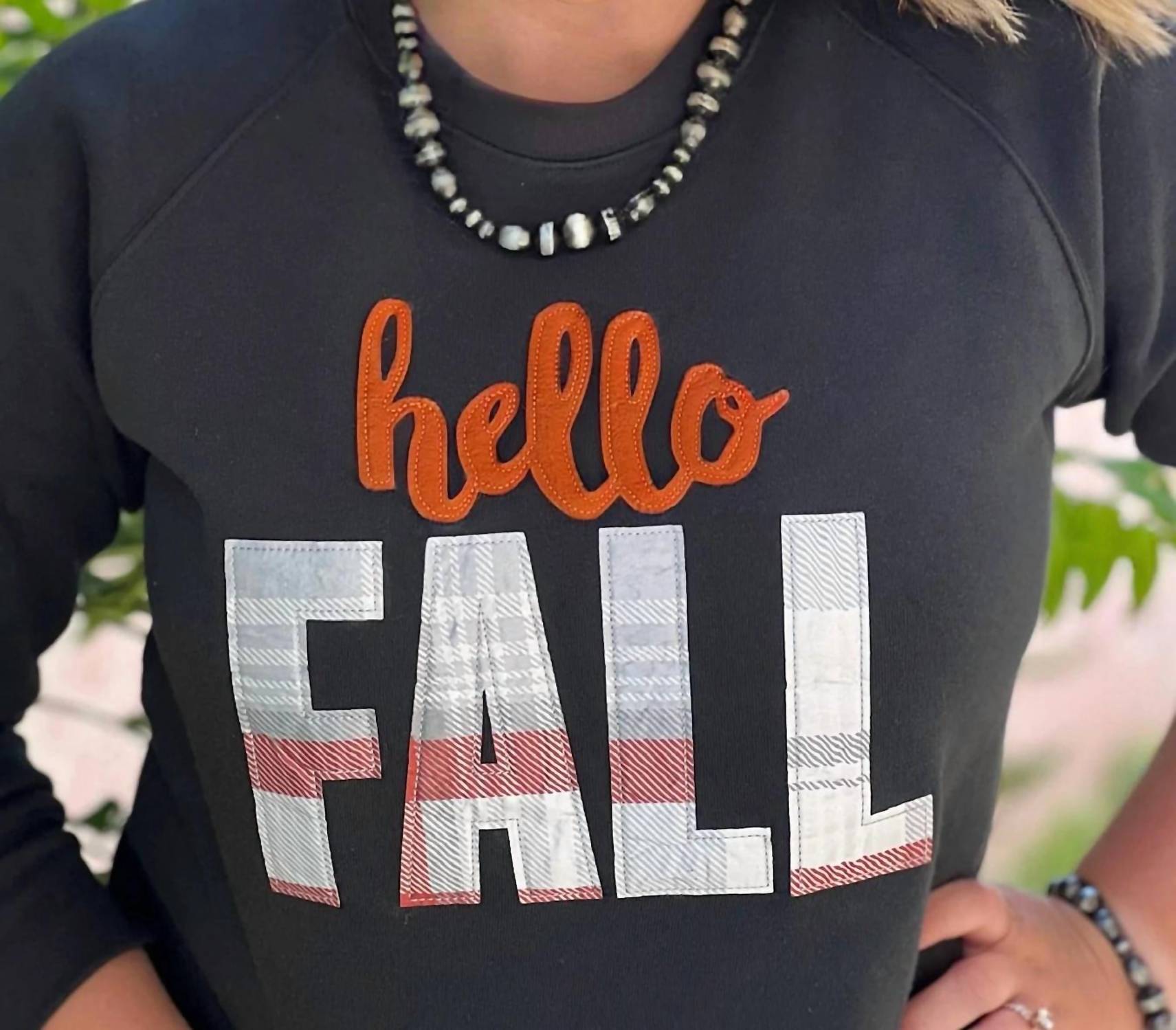 

Свитшоты с аппликацией Hello Fall в цвете «уголь» Texas True Threads, цвет charcoal