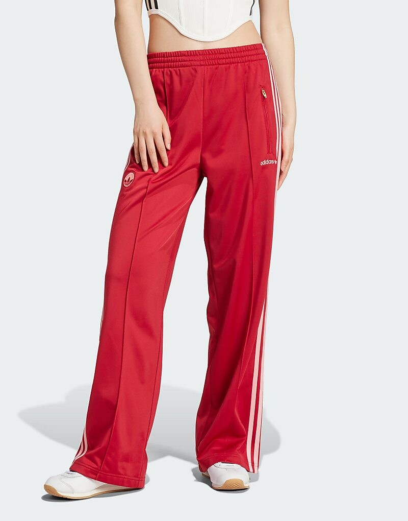 

Красные спортивные брюки с нашивкой adidas Originals Firebird