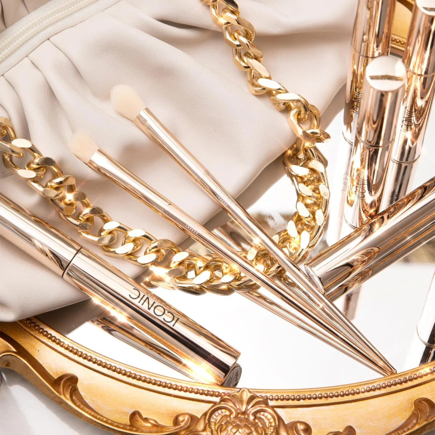 Набор из двух кистей для глаз ICONIC LONDON Ultimate Eye Brush Duo | Включает длинную и среднюю угловую кисти для безупречного растушевывания и смешивания теней., Gold — фото 2