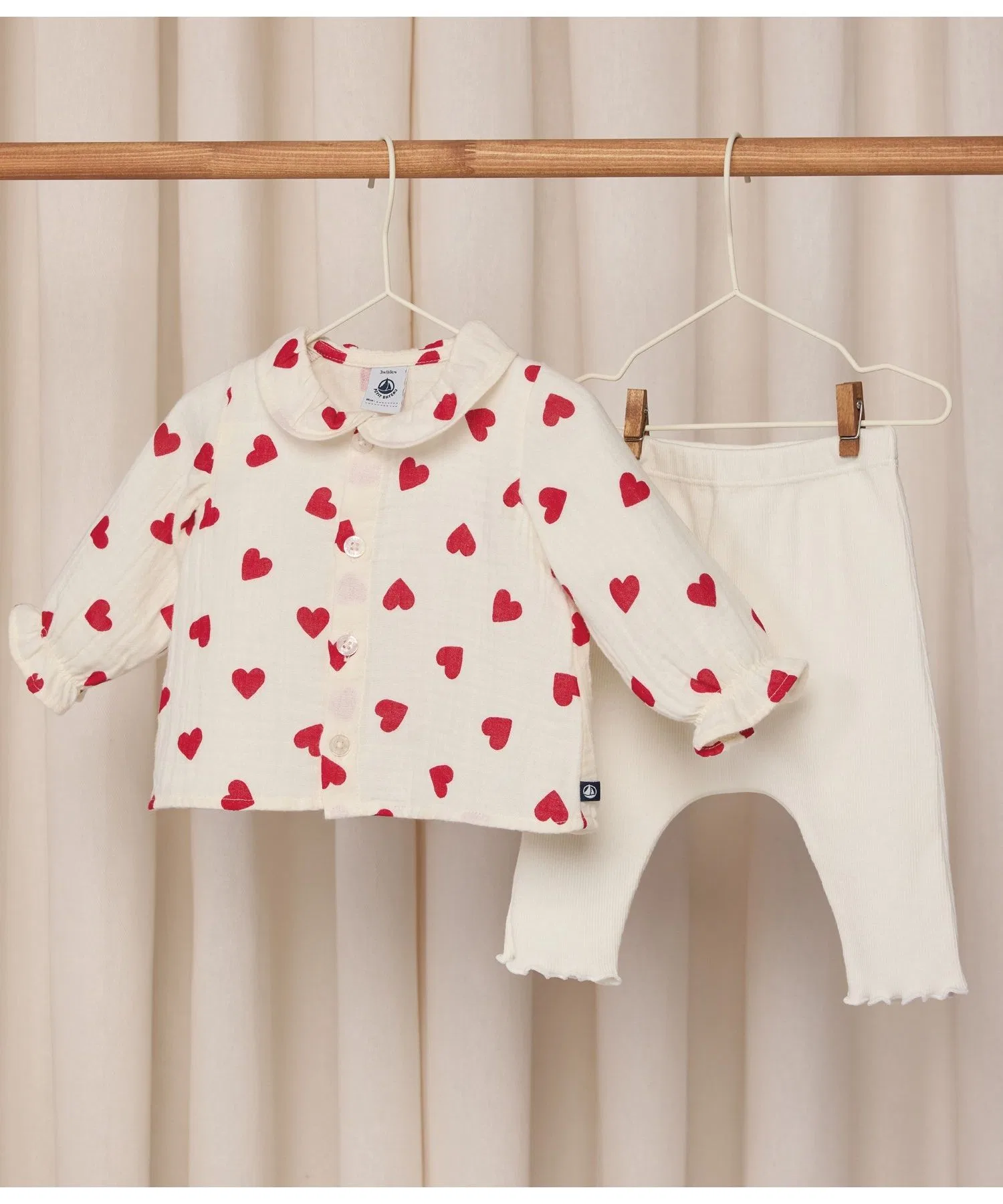 Детский комплект из хлопка с сердечками PETIT BATEAU бежевый