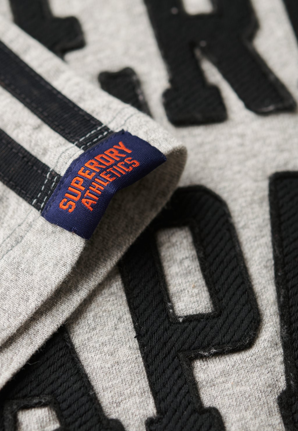 

Футболка с принтом VINTAGE ATHLETIC STRIPE Superdry, серый