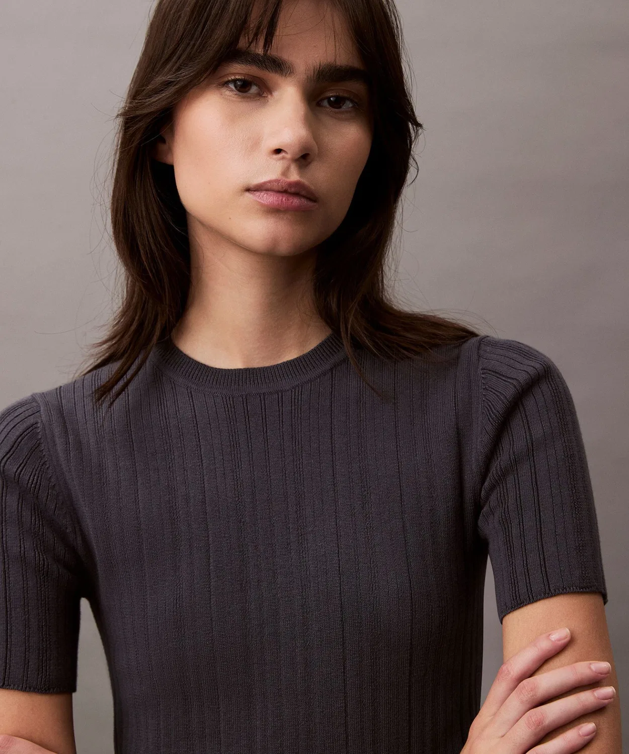 Пуловер с коротким рукавом Calvin Klein Jeans из хлопка с рибом, офф-белый — фото 2