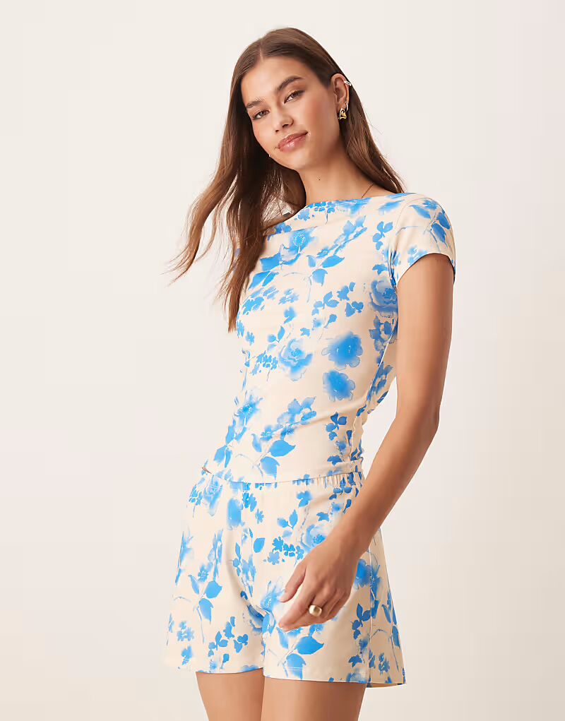 

Футболка ASOS DESIGN с асимметричным вырезом лодочкой и сборками по бокам, с желтым и синим цветочным принтом