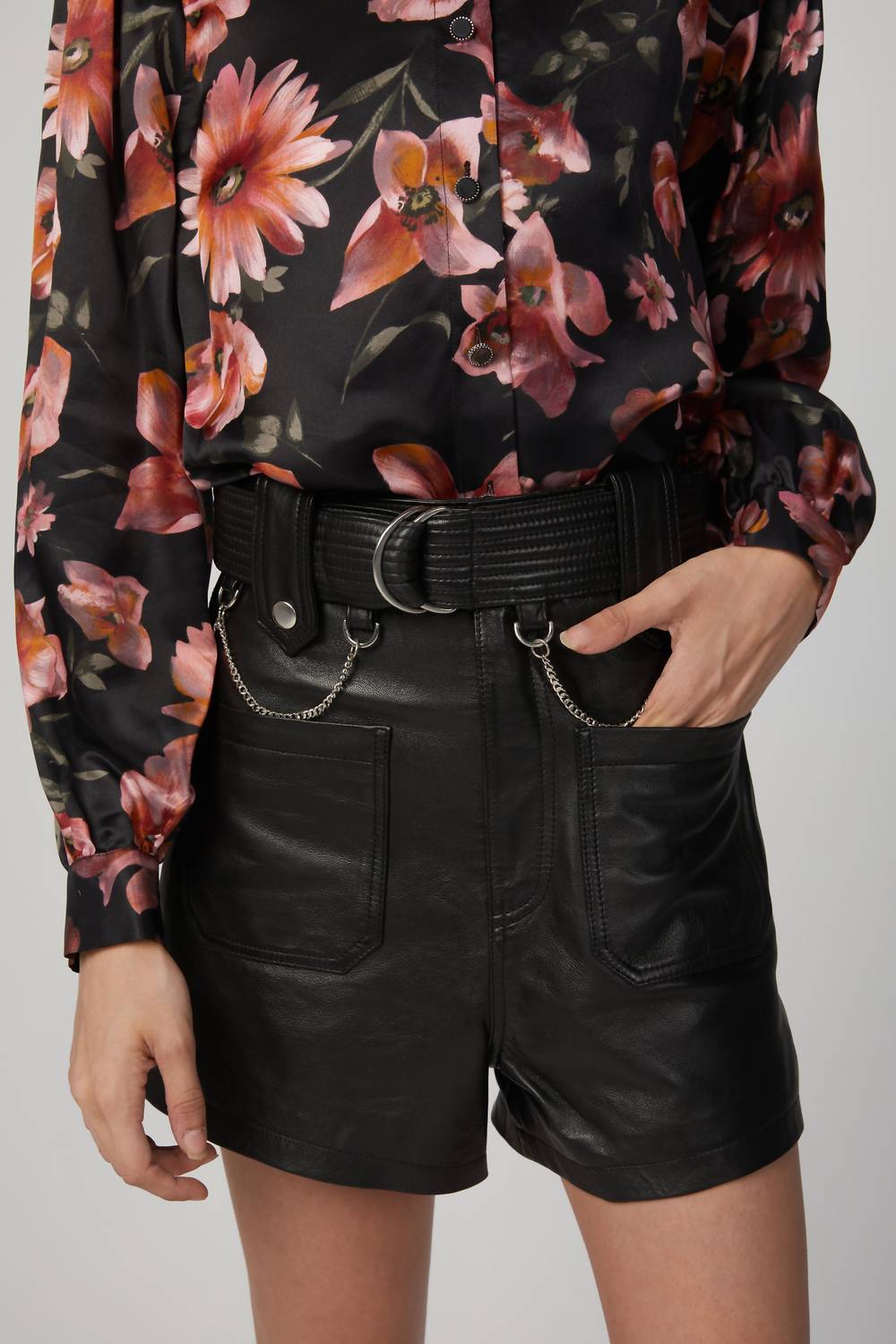 

Кожаные шорты с поясом черного цвета The Kooples