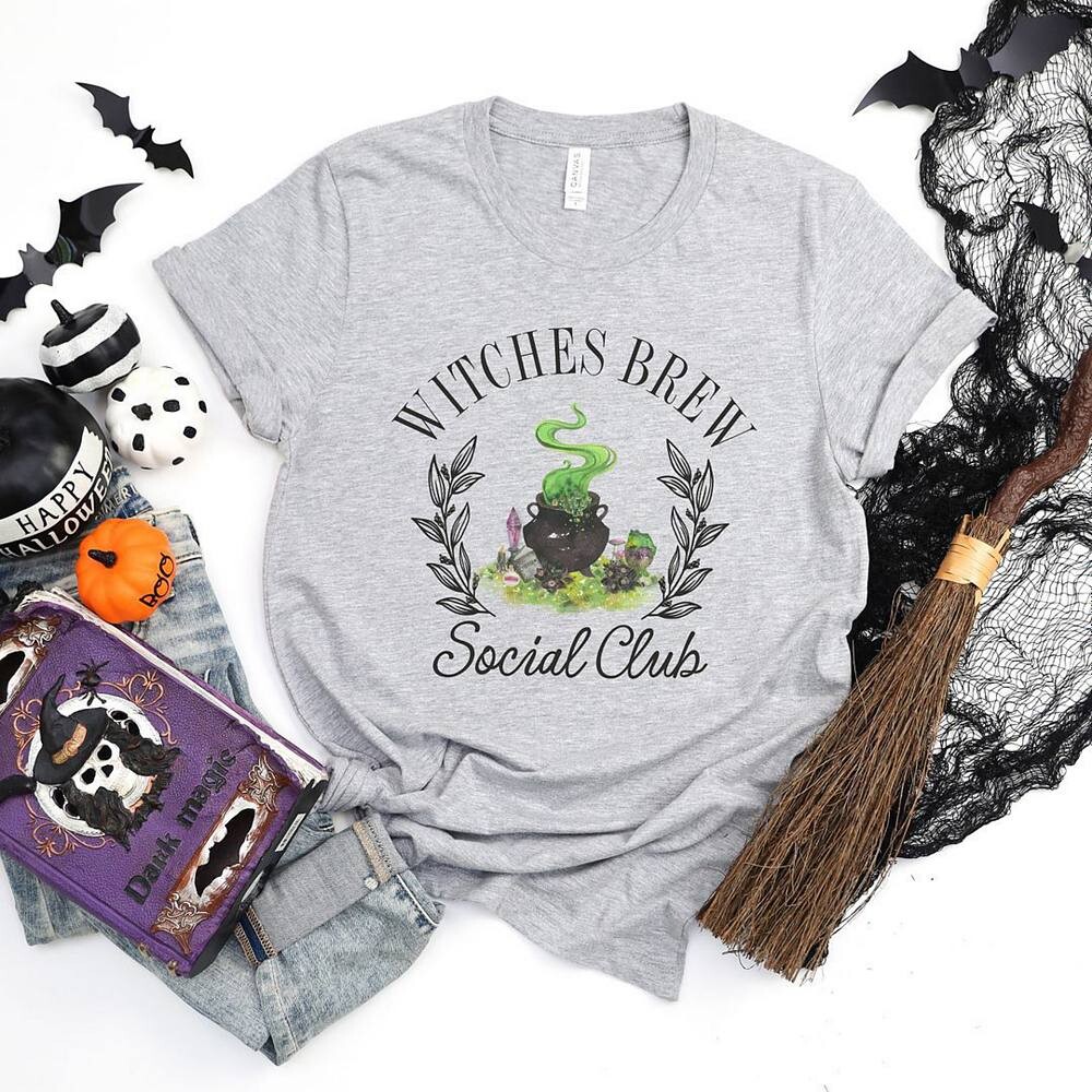

Футболка с короткими рукавами и рисунком Witches Brew Social Club Simply Sage Market, цвет Grape