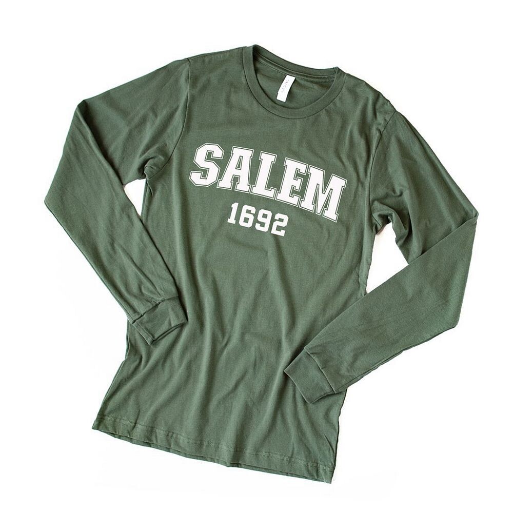 

Футболка с длинными рукавами и рисунком Varsity Salem 1692 Simply Sage Market, цвет Army Green