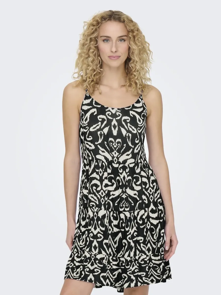 

Платье-спагетти ONLY "ONLMAJ LIFE S/L AOP SHORT DRESS WVN NOOS", с воланом, цвет Black Aop:Kira Grafic