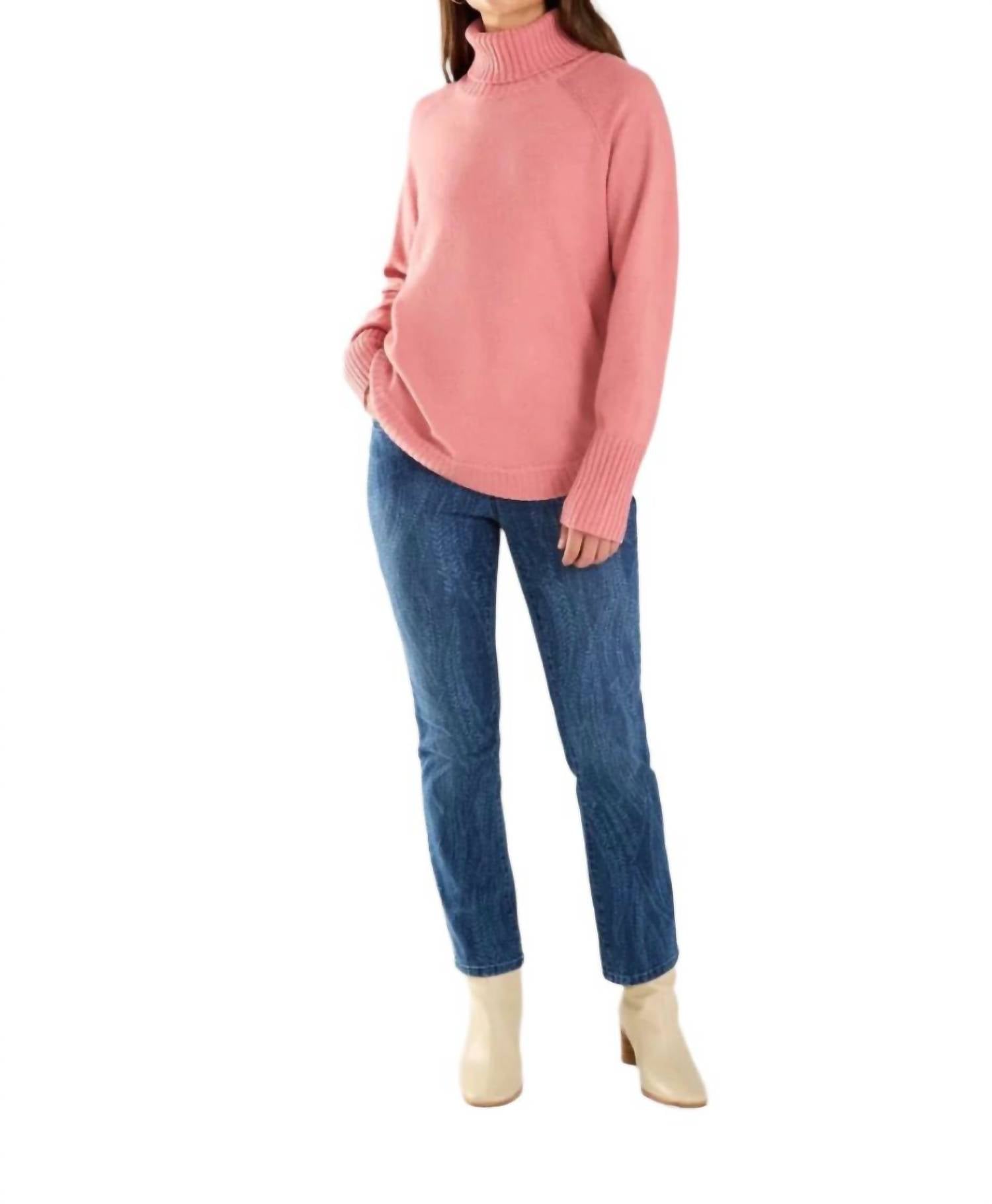 

Уютный свитер с высоким воротом розового цвета FDJ