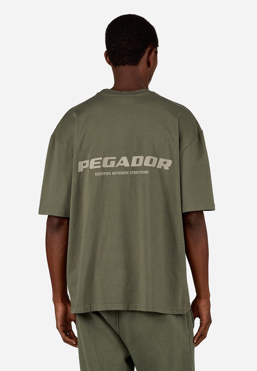 

Футболка Pegador COLNE LOGO TEE, Washed Faded Olive Cozy Beige/Beige, Серый, Футболка Pegador COLNE LOGO TEE, Washed Faded Olive Cozy Beige/Beige