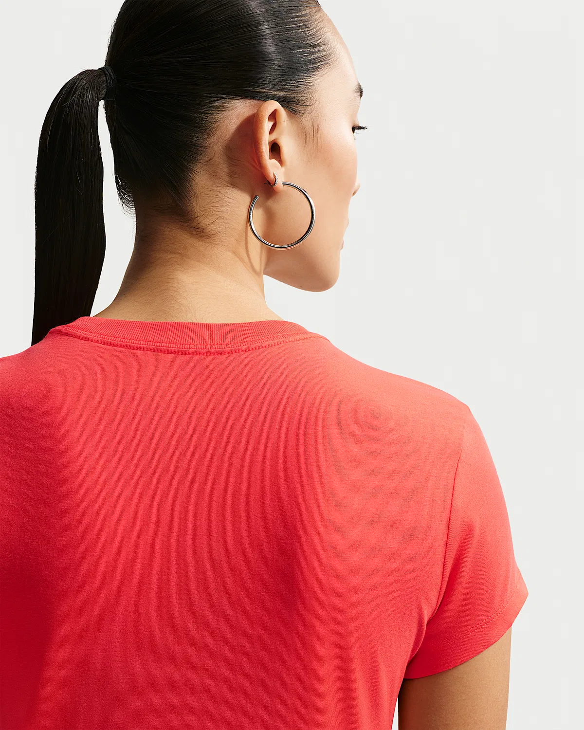 Женская укороченная футболка Nike Sportswear Chill Knit, Light Crimson — фото 2