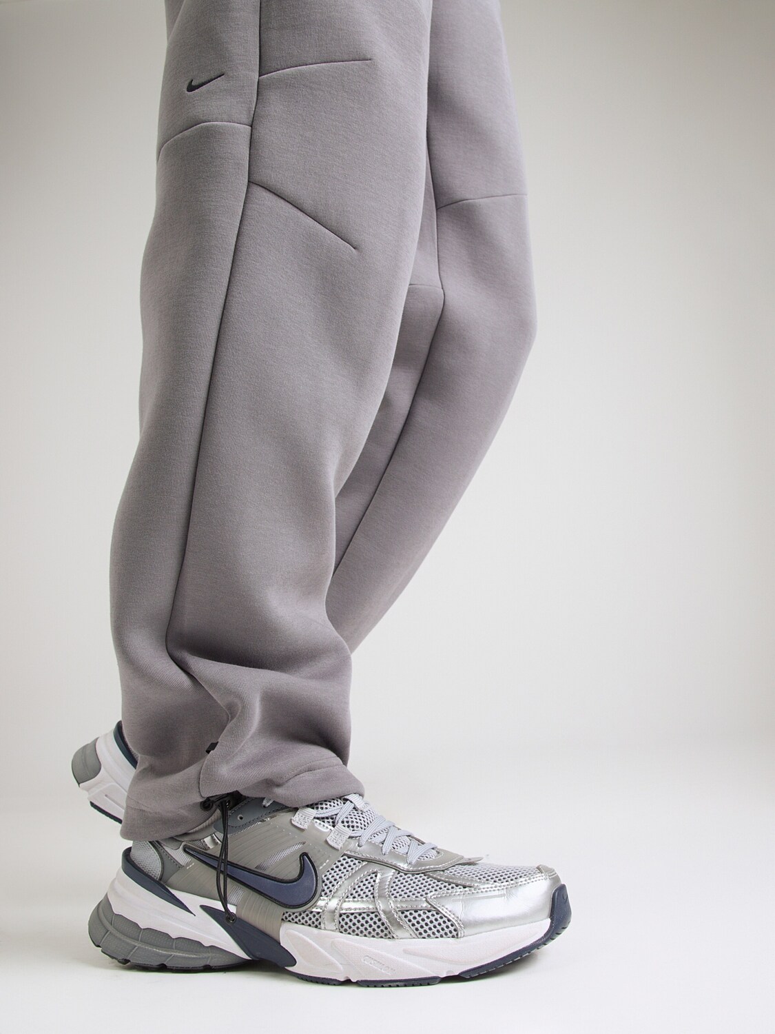 Nike Sportswear Штаны свободного кроя 'TECH FLC' в сером цвете — фото 2