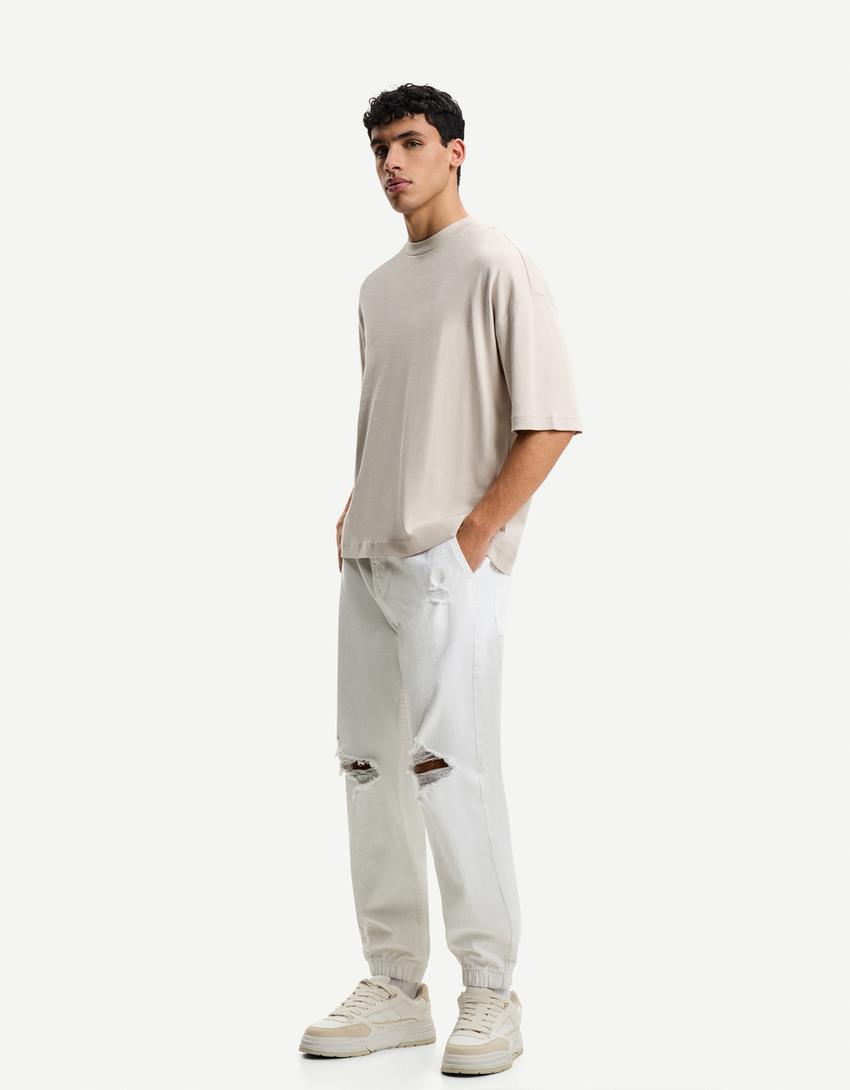

Рваные джинсы-джоггеры Bershka, белый