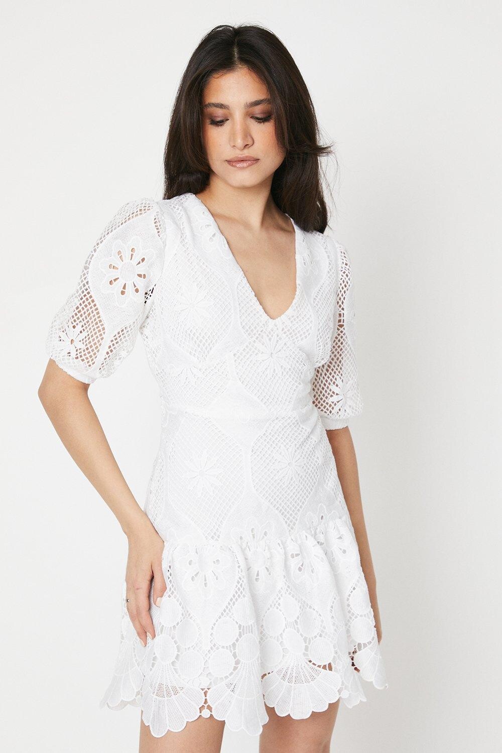 

Кружевное мини-платье с V-образным вырезом Dorothy Perkins, белый