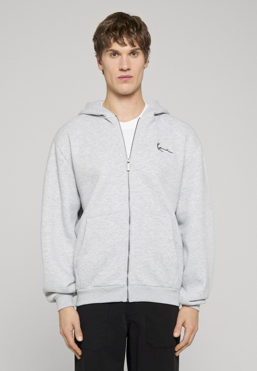 

Толстовка Karl Kani CHEST SIGNATURE ESSENTIAL ZIP HOODIE, Ash Grey/Grey