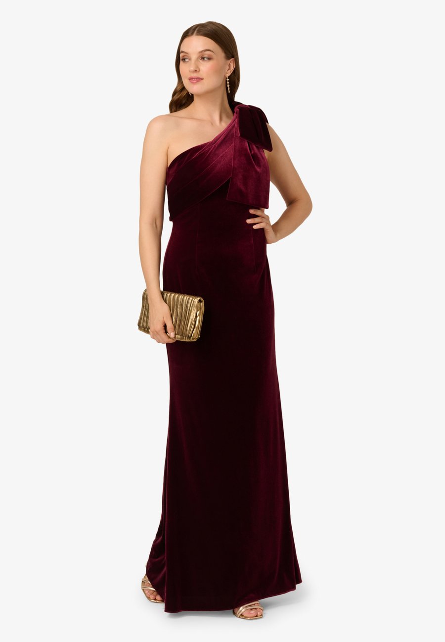 

Платье Adrianna Papell HALTER DRAPED VELVET GOWN, Bordeaux