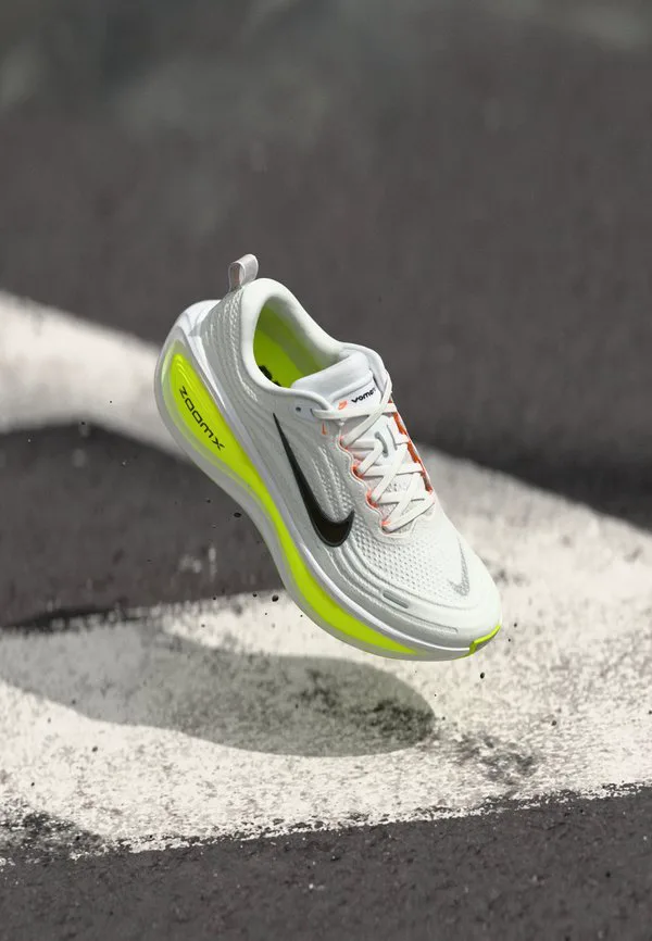 Кроссовки для бега по шоссе vomero plus Nike Performance, White/Black/Volt/Barely Volt/Summit White/Total Orange