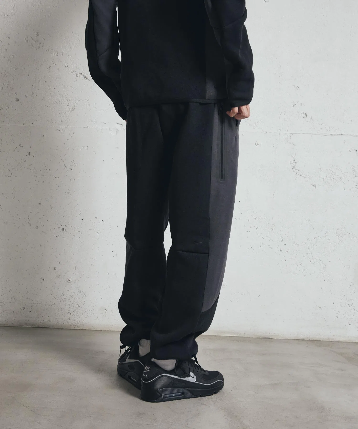 《В наличии комплект》 Мужские флисовые брюки Nike Tech с открытым низом и цветными блоками, модель IF1324-010, черные — фото 3