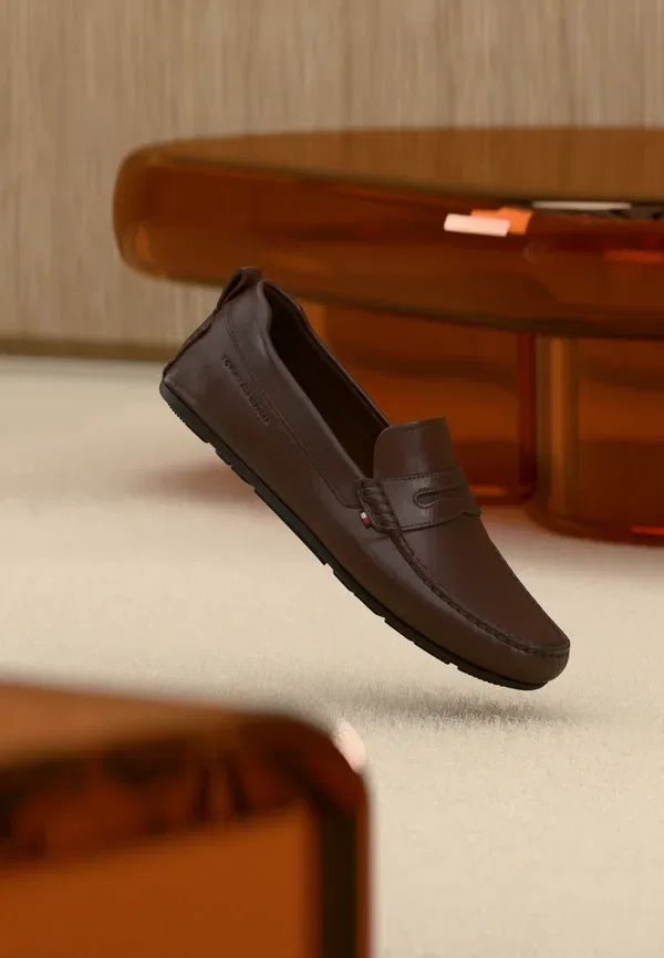 Лоферы Tommy Hilfiger Logo leather driver shoes moccasins, темный мокко