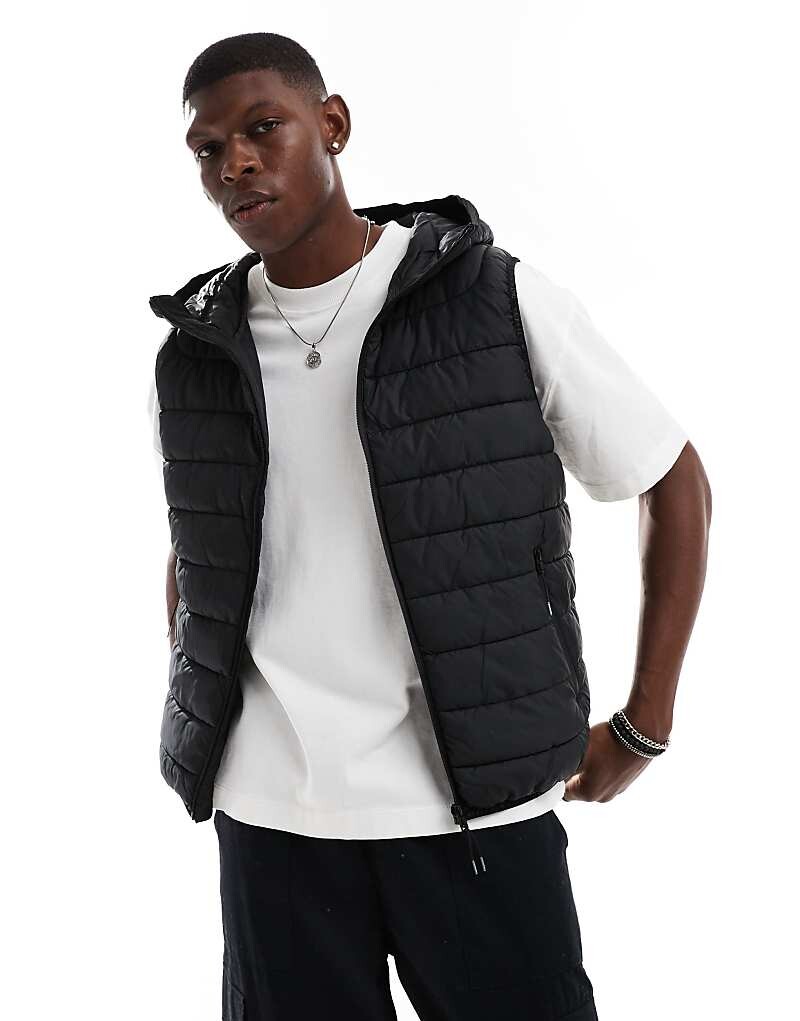

Черный легкий жилет с капюшоном Bershka