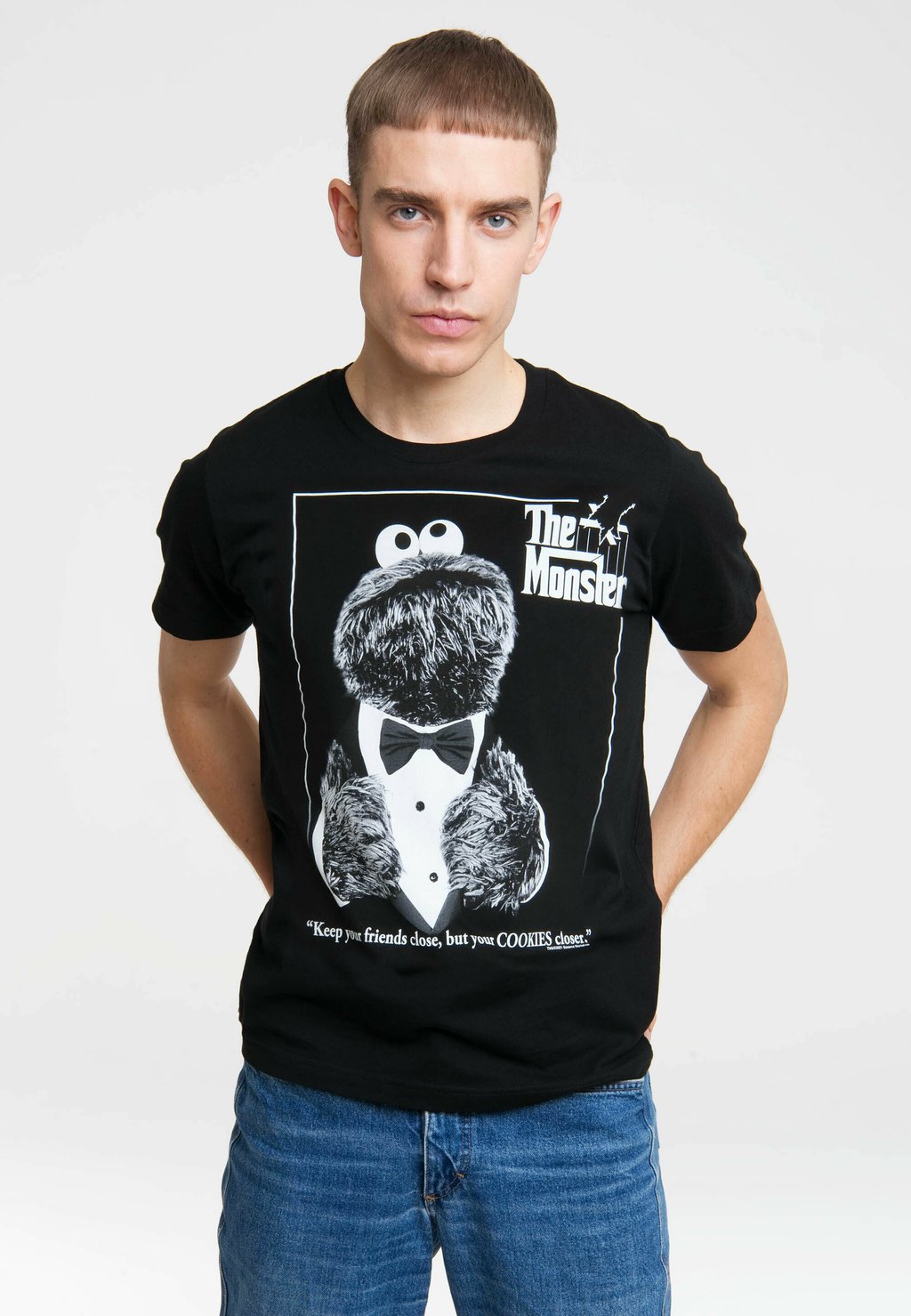 

Футболка с принтом SESAMSTRASSE - KRÜMELMONSTER PATE LOGOSHIRT, черный