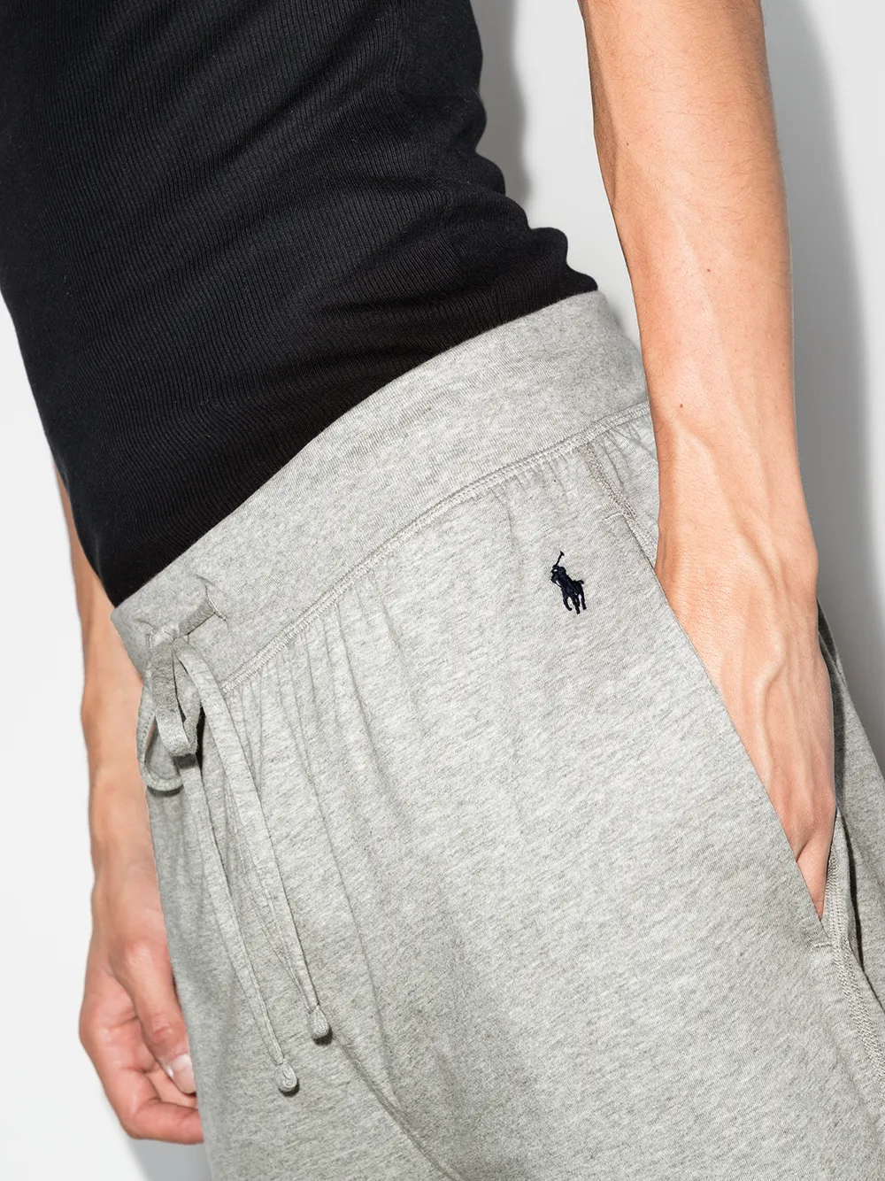 Зауженные спортивные брюки с вышитым логотипом Polo Ralph Lauren, серый — фото 4