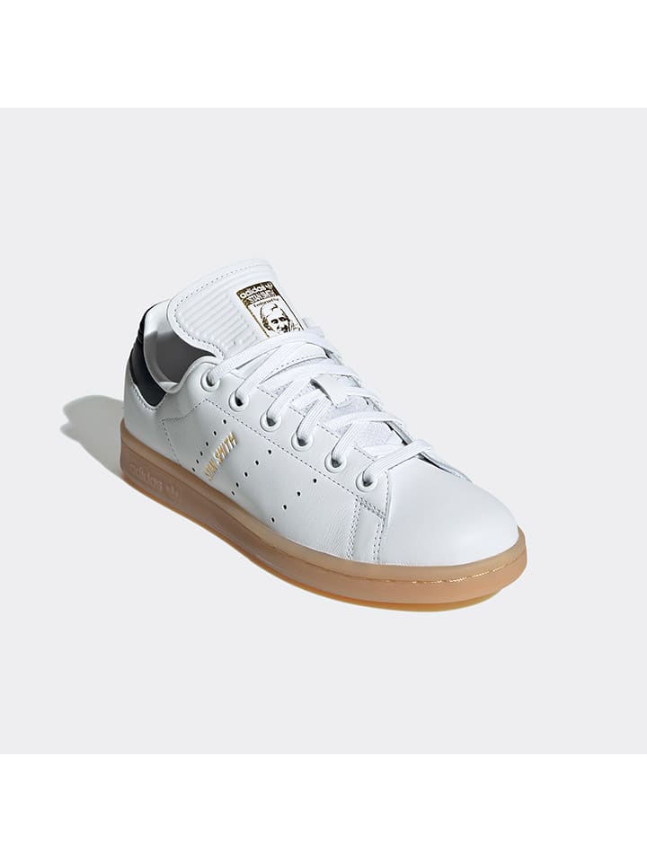 

Кроссовки на шнуровке Stan Smith adidas, белый