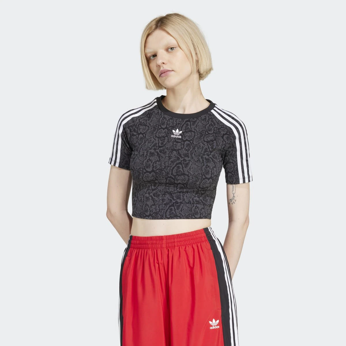 

Женская короткая Змеиная кожа 3 полоски футболка Adidas, чёрный