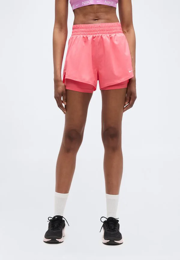 Одни короткие спортивные шорты Nike Performance, Sea Coral/White