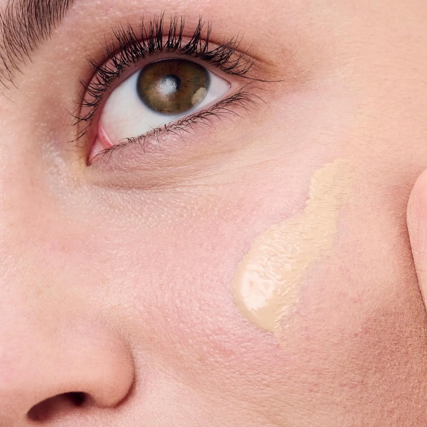 Жидкая тональная основа Clinique Redness Solutions с широким спектром защиты SPF 15 и пробиотической технологией для кожи, склонной к покраснению | Среднее покрытие + естественный финиш, AB Calming Fair - very fair, cool-neutral undertones — фото 4