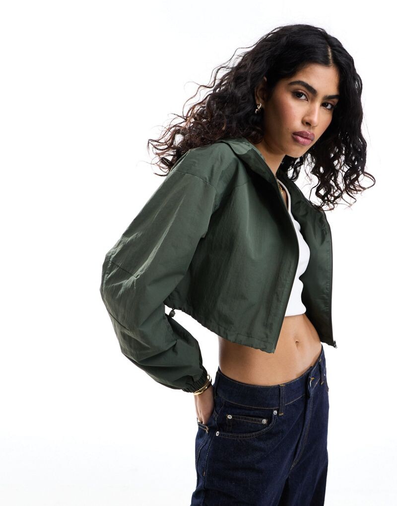 

Укороченная непромокаемая куртка цвета хаки с капюшоном ASOS DESIGN