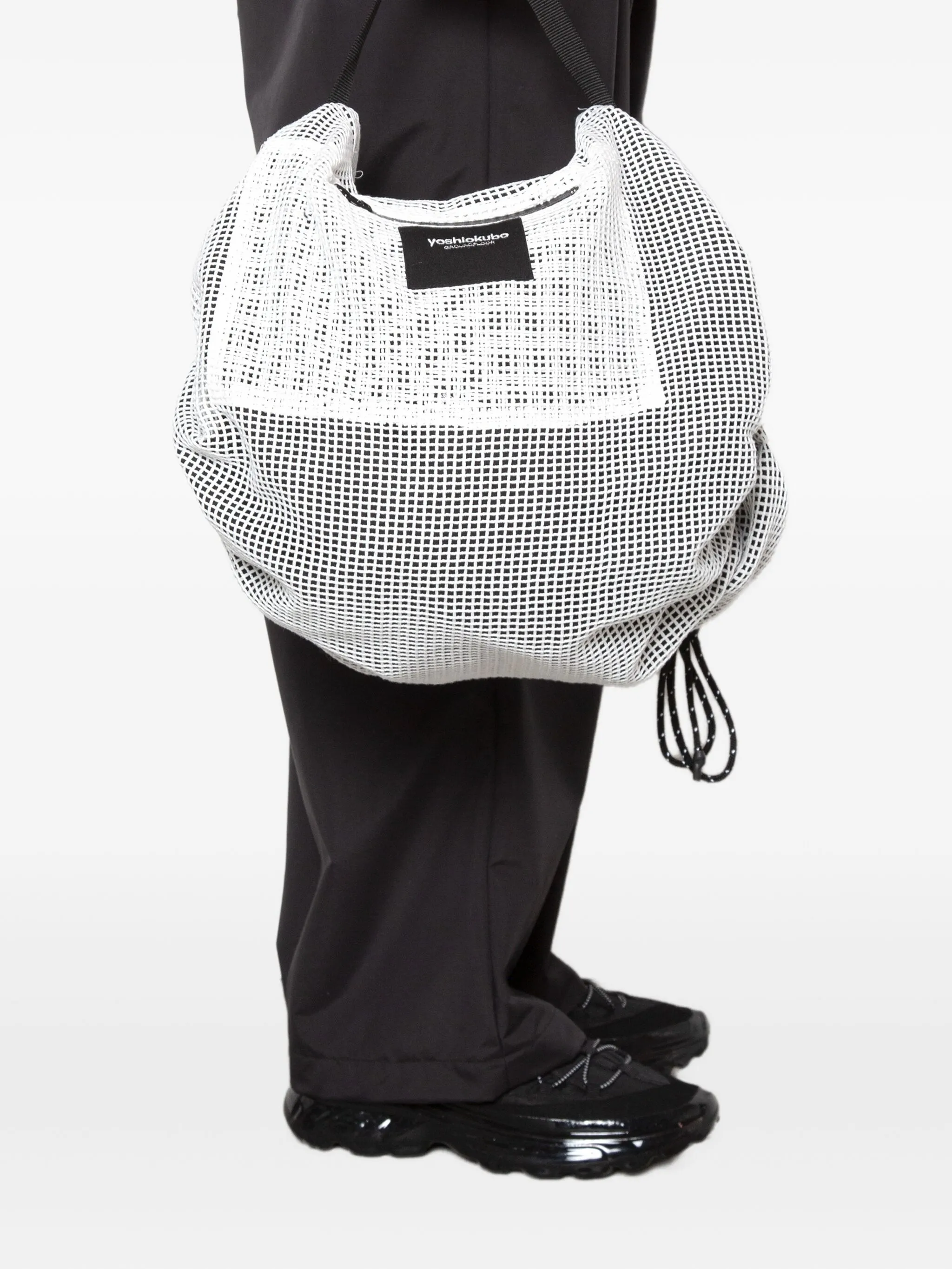 

Сетчатая сумка на плечо с кулиской Yoshiokubo, белый