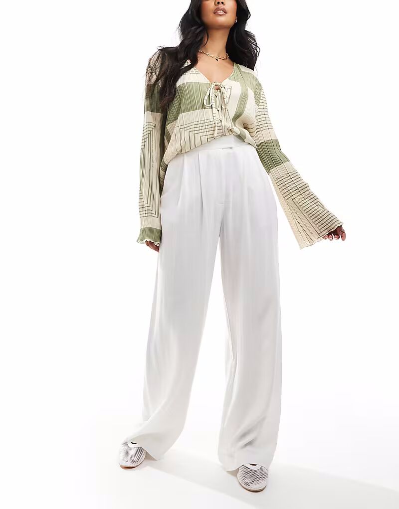 

Брюки ASOS DESIGN широкого кроя со складками из льняной смеси белого цвета