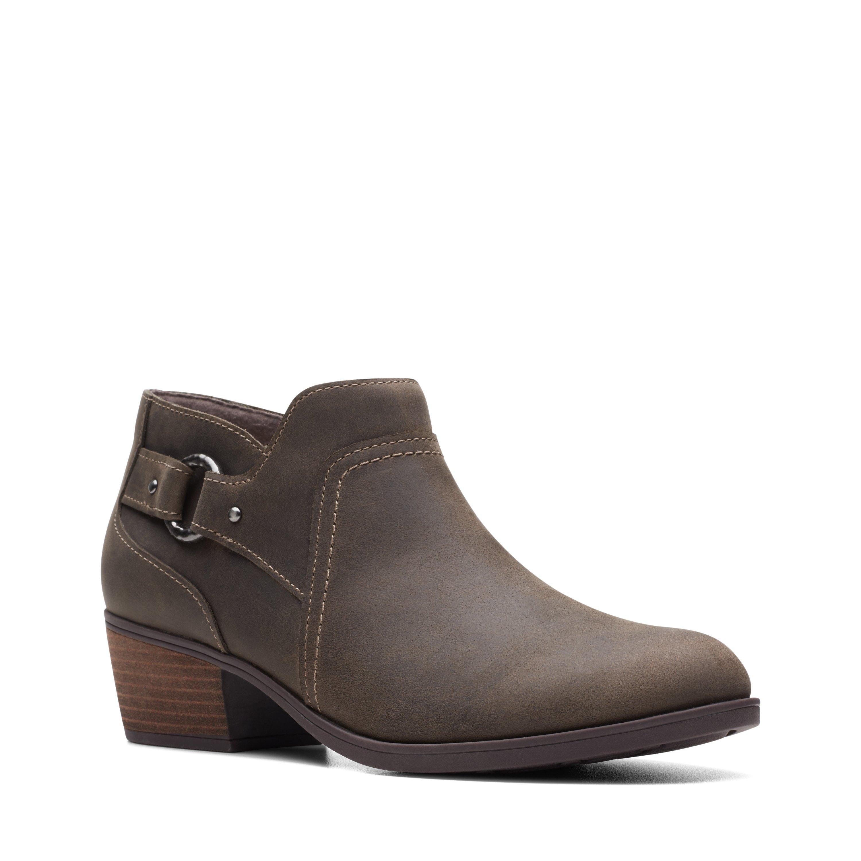Ботильоны женские Clarks на каблуке с пряжкой, коричневый — фото 2
