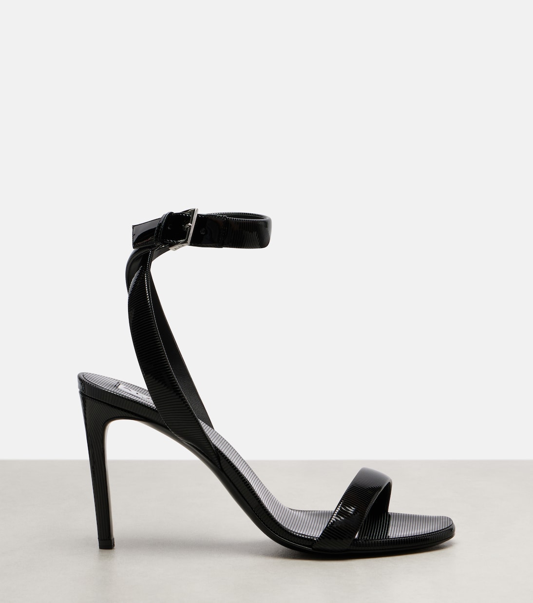 Цепочка сандалии из лаковой кожи в стиле тромплёй Alaïa, нуар — фото 4