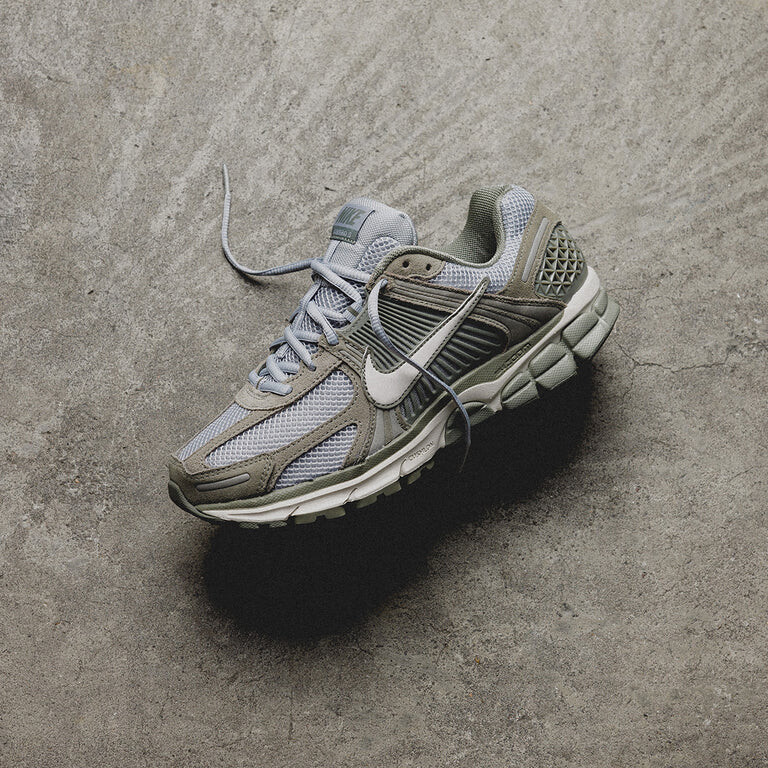 

Кроссовки zoom vomero 5 Nike, серый