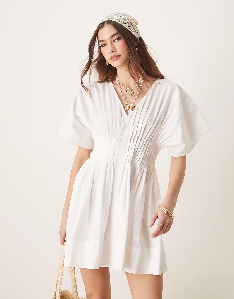 

Мини-платье ASOS DESIGN с v-образным вырезом, короткими рукавами и узкими защипами белого цвета